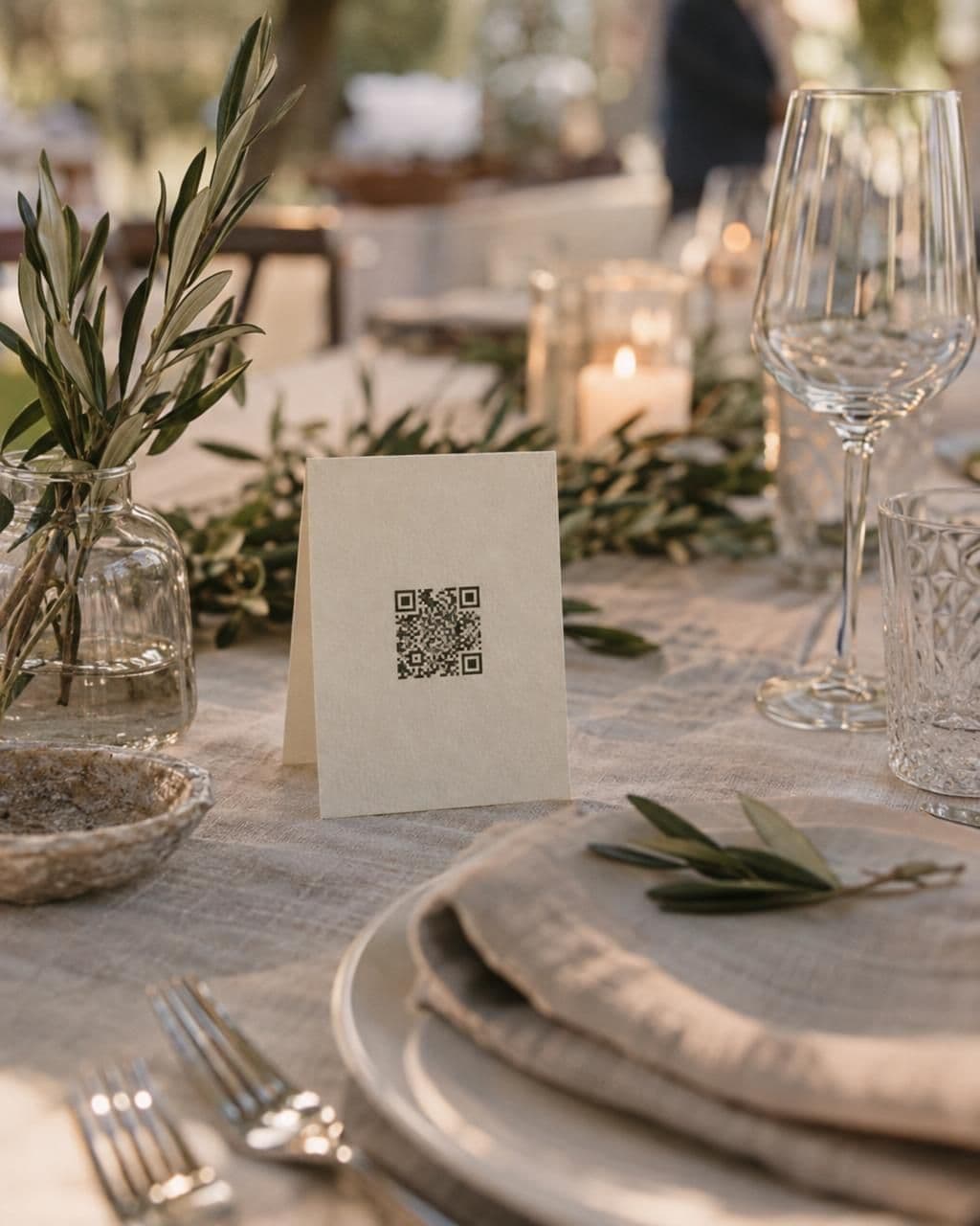Tischkarte mit QR-Code auf einer gedeckten Hochzeitstafel